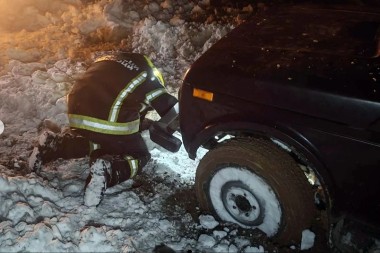 PORODICA OSTALA ZAGLAVLJENA U SNEGU Vatrogasci-spasioci pritrčali u POMOĆ 